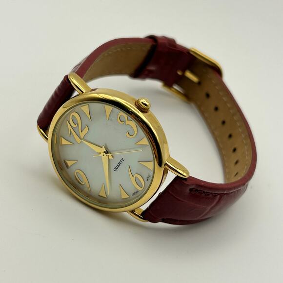 Ladies Classy Round Gold Tone Mop Dial Red Faux Leather Band New Battery - Picture 4 of 8